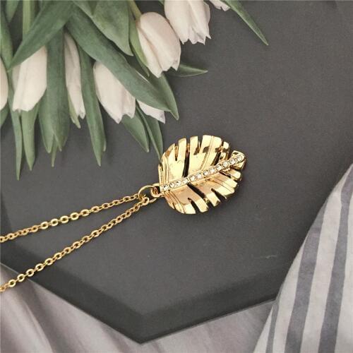 Lovely Monstera Leaf Cystal in Center Small Charm Pendant Necklace For Women Girl Simple Jewelry Decoration High Quality