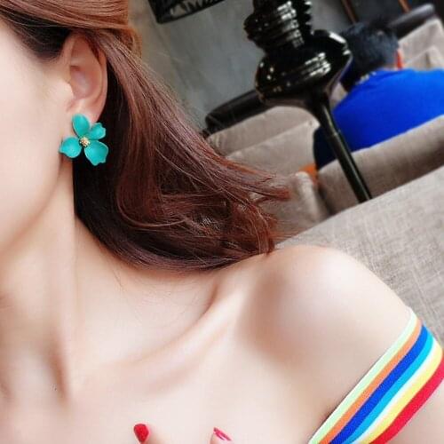 Trendy New Arrival Flower Shape Women Stud Earrings Small Fresh Earrings With Color Flowers Fashion Women Jewelry Gift