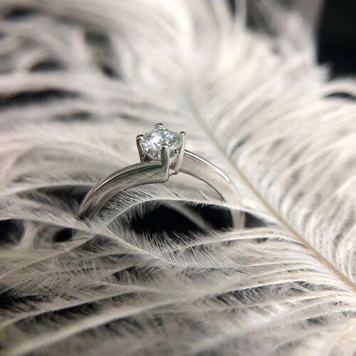 AEAW 0.3ct 4mm Round Cut EF VVS1 Moissanite 925 Silver Ring Diamond Test Passed Fashion Love Token Fashion Girlfriend Gift