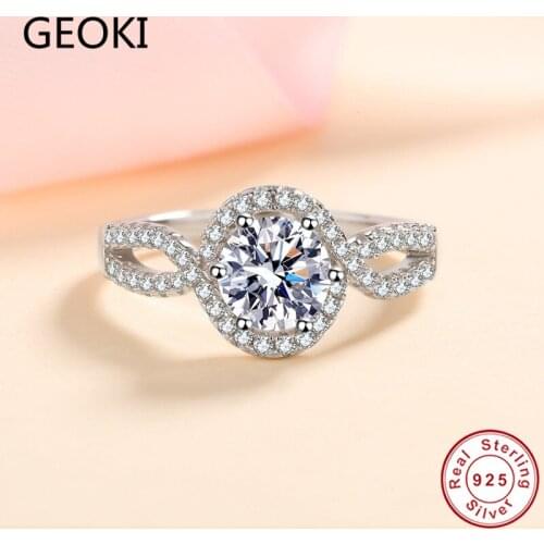 Geoki 925 Sterling Silver Passed Diamond Test Round Perfect Cut 1 Ct D Color VVS1 Moissanite Engagement Ring Luxury Jewelry