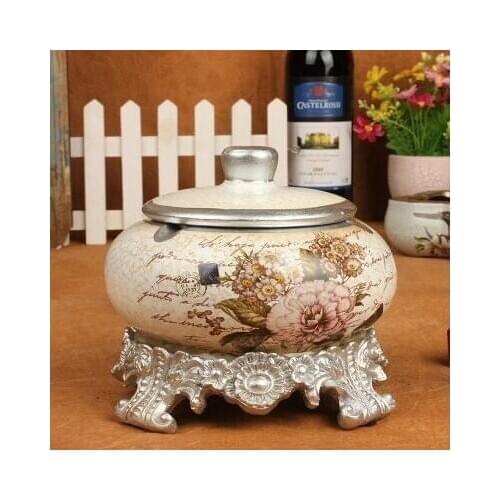European retro ceramic creative ashtray, living room home with large Queen bedroom personalized fashion ashtray