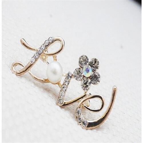 MOGAKU Crystal Letter Love Brooches for Couple Fashion Flower Pearl Pins Women Party Brooch Pins Badge Lovers Brooch Jewelry