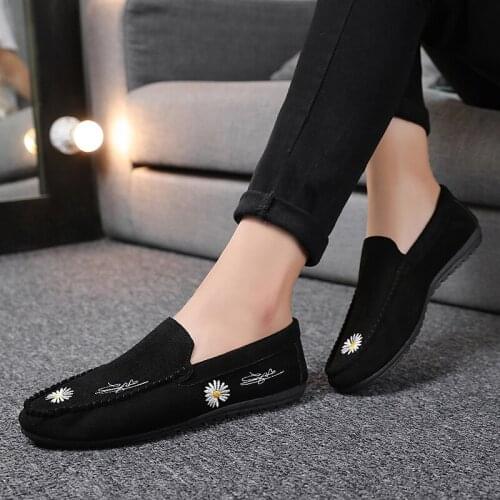 Men Loafers Shoes Suede Small Daisy Moccasin Shoes Youth Trendy Shoes Casual Shoes Widened Walking Shoes All-match Black Shoes