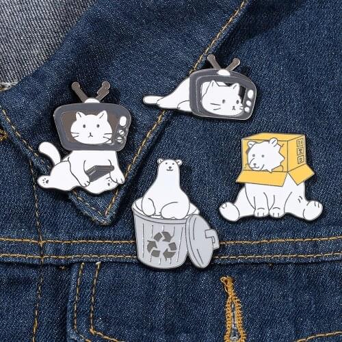 Cute Bear Cat Animal Brooches Sitting In The Trash Can Listen To The Cover Paper Pin Ladies And Mens Accessories Friend Gifts