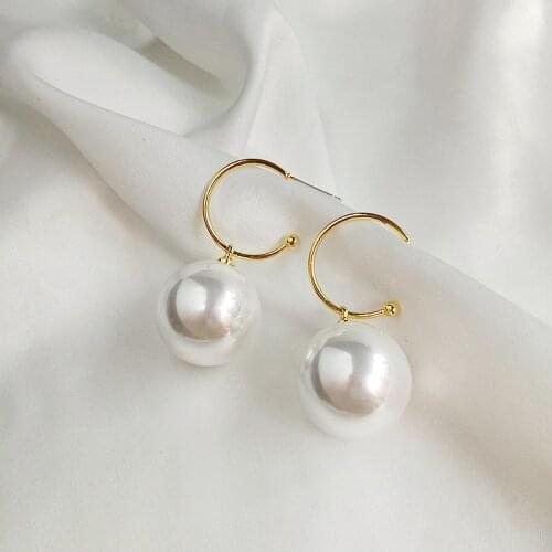 Sweet Girl Earrings 2021 Fashion New Temperament Wild Exaggerated Large Pearl Ball Semicircle Simple Net Red Earrings Womens