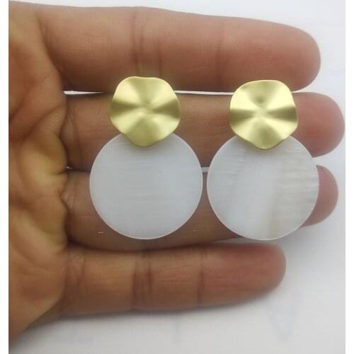 2020 Women Fashion Natural Shell Earrings White Black Round Smooth Wave Geometric Earrings for Women Luxury Gift Jewelry