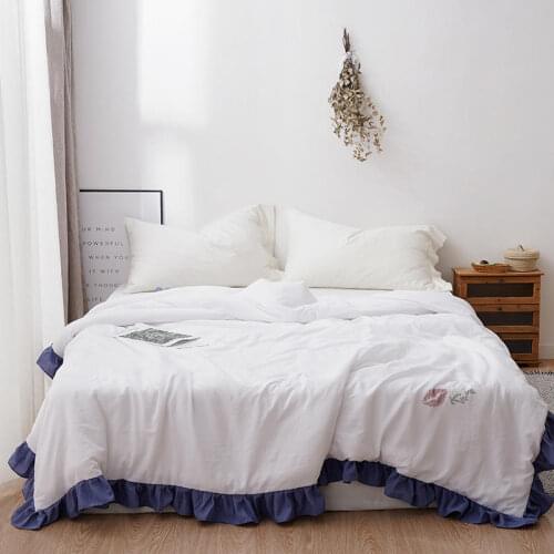 Red Lip Decoration Soft Fabric Lace Blanket, Solid Color Quilt on the Bed at Home and Travel as a Holiday Gift