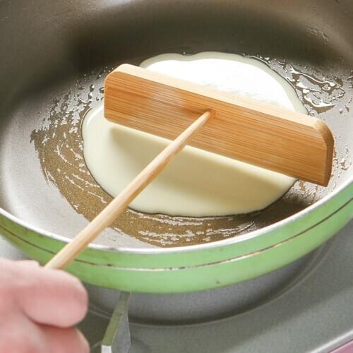 Spread the pie to scrape the omelet, pancake scraper, bamboo chop, baking pancakes