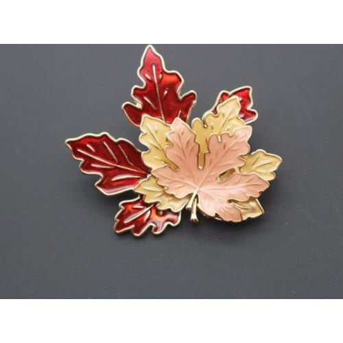 Winter Metal Maple Leaf Fashion Brooch Pins Retro Maple Leaf Exquisite Collar Enamel Lapel Pins Fashion Jewelry Unisex T84A