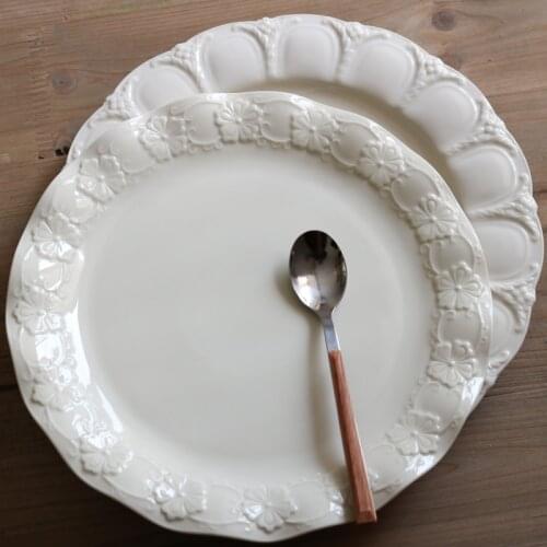 Cream-colored Ceramic Flowers Embossed Wavy Edge Western Plate