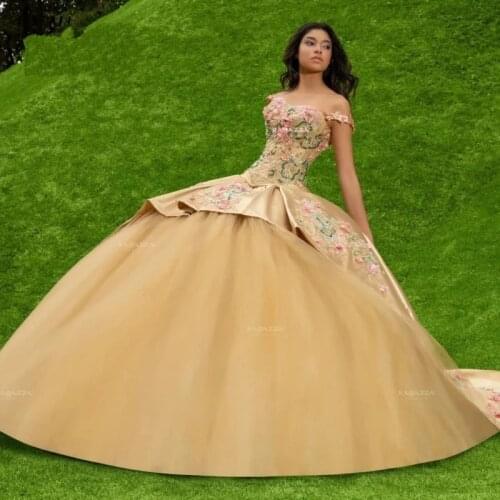Celebrity Sukienki Gold Quinceanera Dresses Sweetheart Beading Applique Sweet 16 Dress 2021 vestidos de XV años Ball Prom Gowns