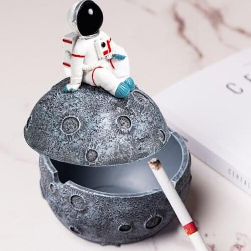Creative Astronaut Moon Resin Ashtray Ornament with Lid Funny Cigarette Ash Holder Embossed Smoke Container