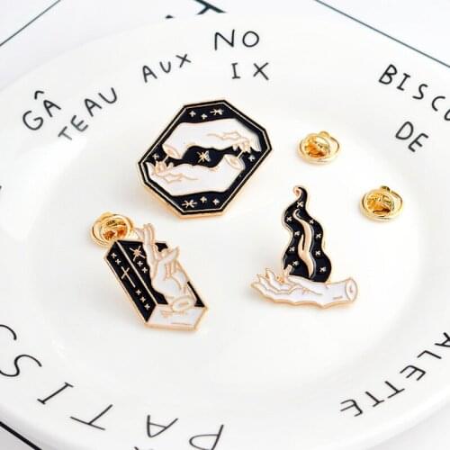 2019 Halloween Gifts Dark Sorcerer Magic Witch Hands Brooch Badges Dripping Alloys Enamel Shirt Pins fashion accessories Jewelry
