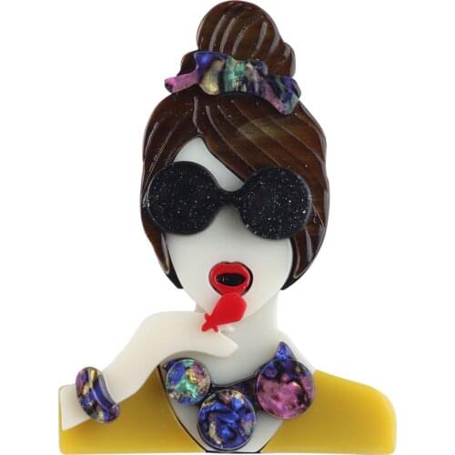 New Fashion Cute Girl Whistle Acrylic Brooch For Women Colorful Crysral Neck Resin Brooches Badge Lapel Pins Jewelry Accessories