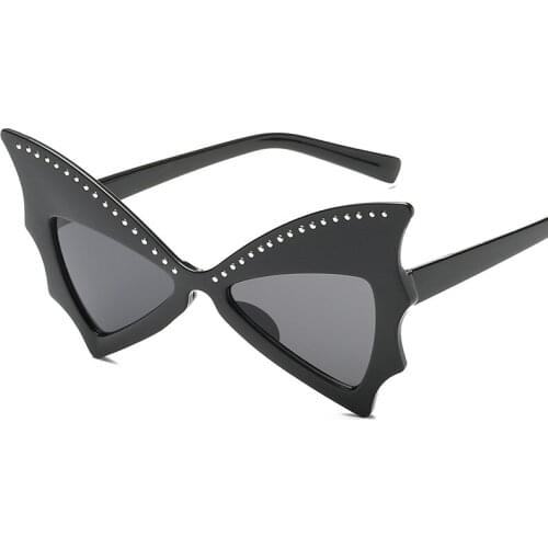 2019 new Fashion Oversize Sunglasses Women Bat Sharp Shades Sun glasses Rivet Big Frame Sunglass Personality Dance Party Glasses