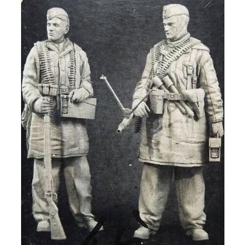 New Unassembled 1/35 ancient officer stand include 2 in winter Resin Figure Unpainted Model Kit