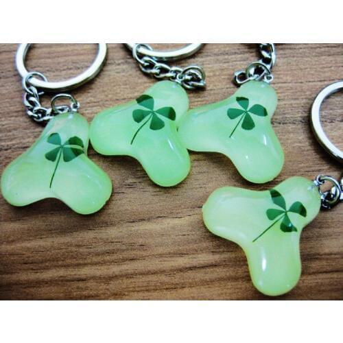 Free shipping 20 pcs key ring real glow in the dark triangle shamrock sample four leaf clover keychain