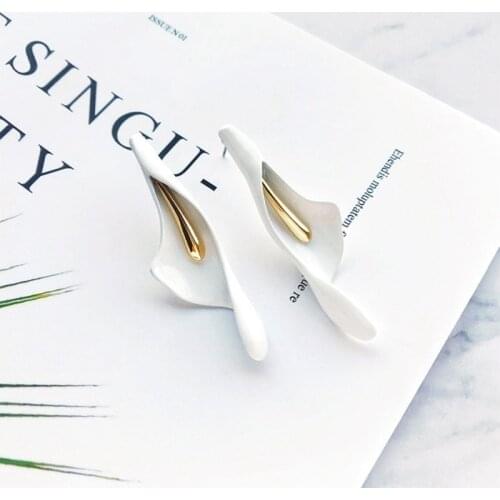 Fashion Ladies White Ceramic Calla Lily Pendant Earrings Creative Irregular Flowers Luxurious Simple Ladies All-Match Exquisite