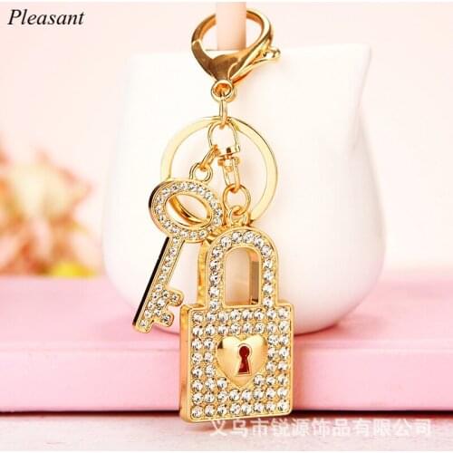 Exquisite Crystal Concentric Lock Keychain Cute Creative Key Lock Bag Pendant Metal Keychain Luxury Couple Gift Wholesale