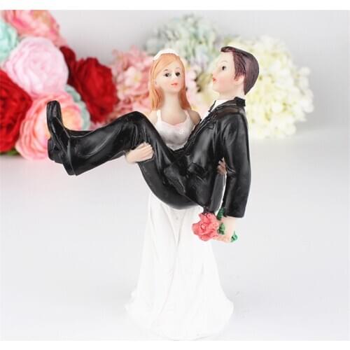 Romantic Resin Holding Bride Groom Figures Funny Wedding Topper Personalized Cake Toppers Event Party Supplies