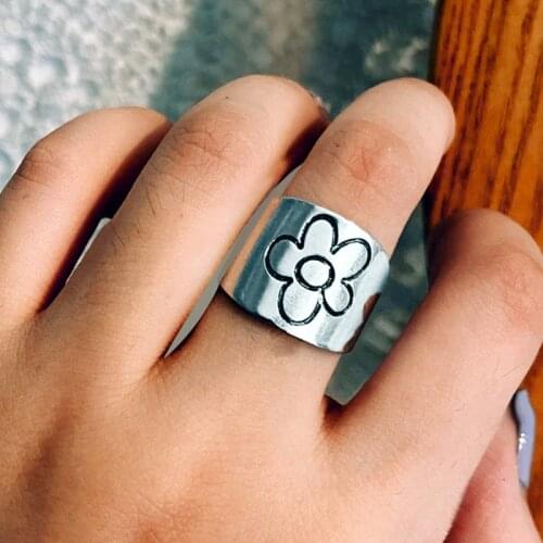 Trendy Simple Silver Daisy Flower Opening Finger Rings for Women Men Adjustable Creative Glossy Metal Ring Party Jewelry Gifts