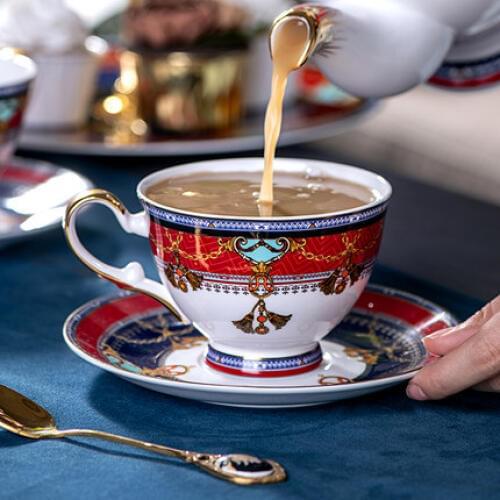 Creative Retro Gilded Red Coffee Cup And Saucer European Royal Tea Cappuccino Ceramic Drinkware Golden Edge Bone China Mug+ Dish