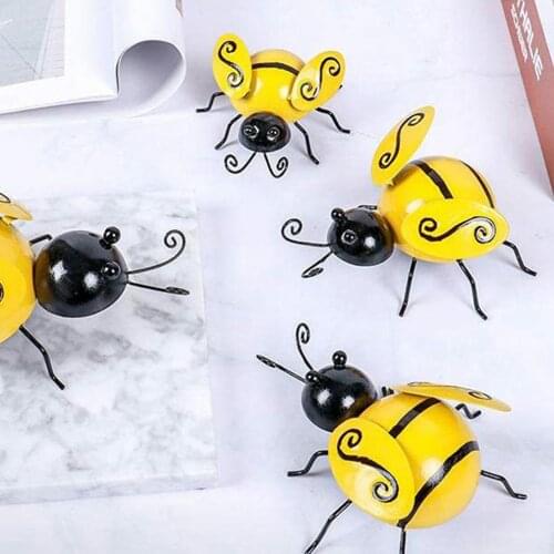 4pcs Metal Bees Decorations Garden Accents Yard Fence 3D Iron Art Sculpture Ornaments Lawn Bar Bedroom Living Room Coffee Shop