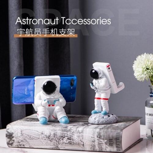 Creative astronaut mobile phone holder office household goods astronaut mobile phone holder resin decorative ornaments crafts