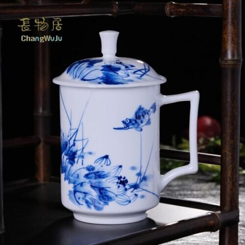 Changwuju in Jingdezhen fine Chinese style cup mugs Eco-Friendly the handmde blue and white mug with cover painted by Wuyanqing