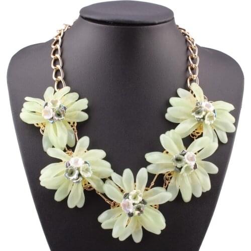 New Arrival Latest Design Fashion Gold Color Chain Flower Necklace Chunky Pendant Vivid Chunky Statement Handmade Jewelry
