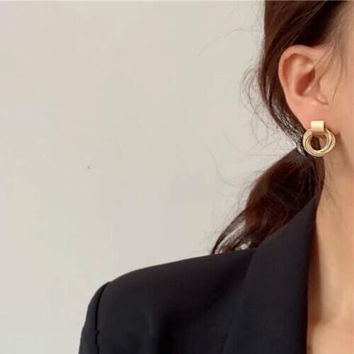 Earrings are simple and versatile. Metal rings are earrings for women