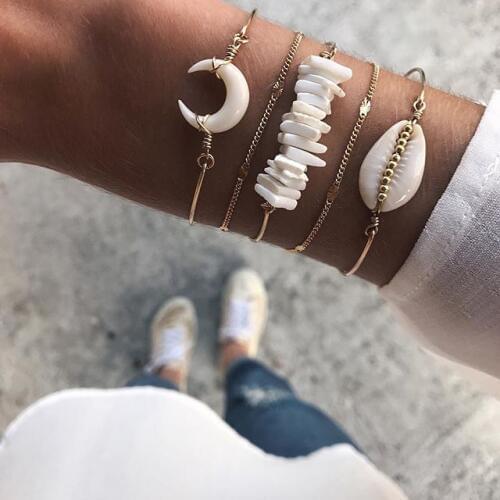 Fashion Gold Color Chain Cowrie Shell Bracelets for Women Irregular Chip Bead Charm Bracelet Boho Moon Bangle Jewelry