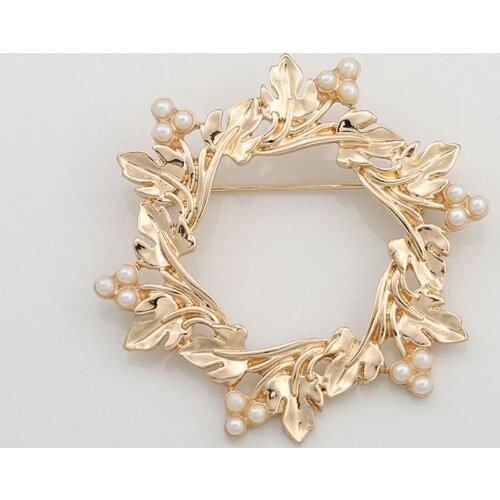 Garland petard elegant pearl intellectual Fan Qiudong new sweater cardigan coat dust coat fashionable joker brooch