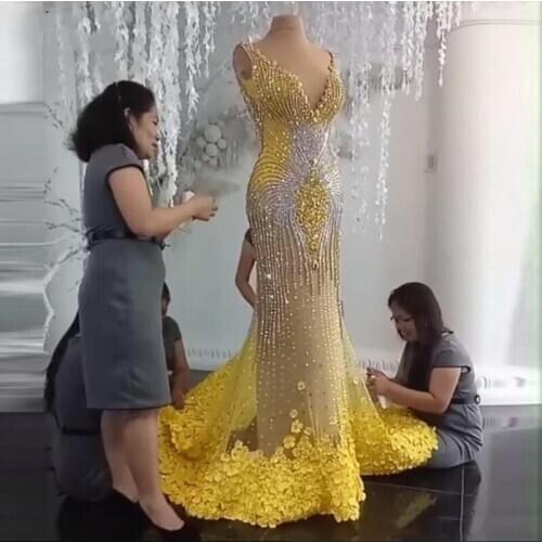 Heavy Beading Gold Bling Bling Evening Gowns V Neck Sleeveless 3D Appliques Sweep Train Prom Dresses Saudi Arabia Robe De Soiree