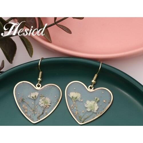 Hesiod 1 Pairs Heart Earrings Epoxy White Dried Flowers New Fashion Gold Plated Suitable for Girls Or Ladies Gifts