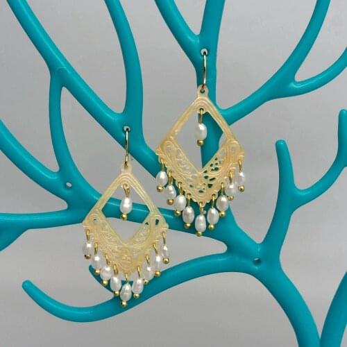 Y·YING Natural Yellow Sea Shell Rhombus Shape Hollow-carved White Rice Pearl Dangle Hook Earrings