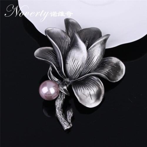 2019 Original Vintage Zinc Alloy and Pearl Flower Brooches Chain Scarves Buckle Accessories for Women Party Gifts