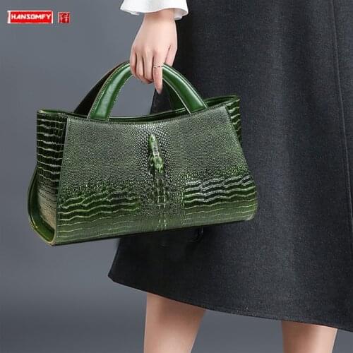 European and American fashion leather crocodile pattern Women handbag 2021 new middle-aged mother simple shoulder messenger bag