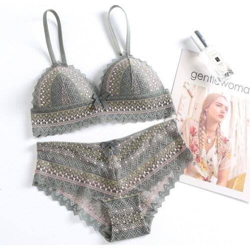 Lace Triangle Bra for Girls Deep V Sexy Underwear without Stones Wave Pattern Frilly Lace Blackless Thin Cup Women Lingerie