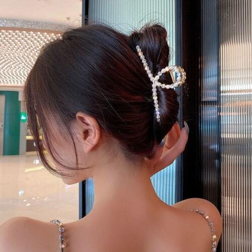 2021 online celebrity Big metal hair claw with pearl Fish clip Diamond claw alloy hairpin Shark modern stylish claw