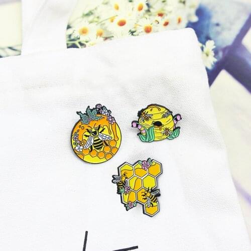 XCMRYSP Novel Monster Badge Brooch Yellow Metal Enamel Lapel Pin Backpack Clothes Fashion Jewelry Gift for Men