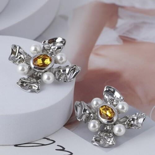 Silver pleated flower inlaid pearl yellow single diamond ear clip