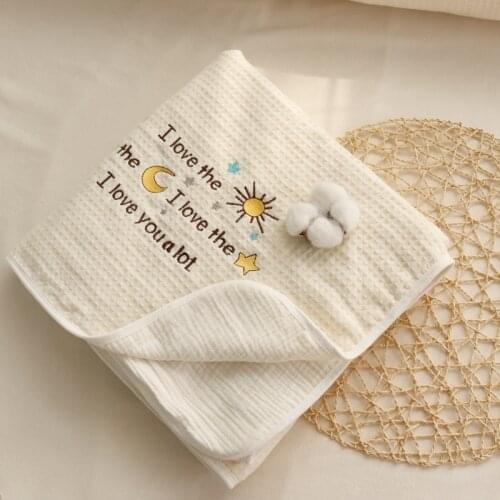 Cotton Fluffy Embroidered Letter Baby Blanket Summer Waffle Grain Baby Swaddle Newborn Bath Towel Plaid Knitted Newborn Wrap