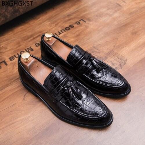 Black Dress Shoes Mens Fashion Loafers Men Tassels Brogue Shoes Man Pointed Toe Formal Office Shoes for Men 2021 Zapatos Hombre