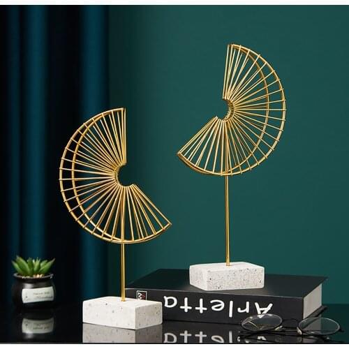 Nordic Home Decor Golden Metal Leaf Small Ornaments Suitable for Modern Living Room Dining Room Bedroom Desktop Decoration