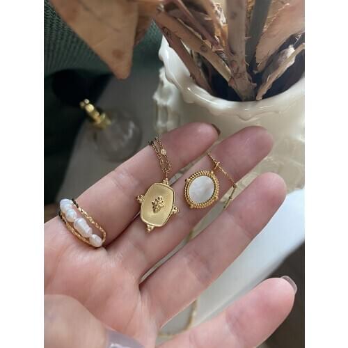 Titanium With 18K Gold Carved Oval Shell Necklace Women Jewelry Designer T Show Runway Gown Rare INS Japan Korean Fashion