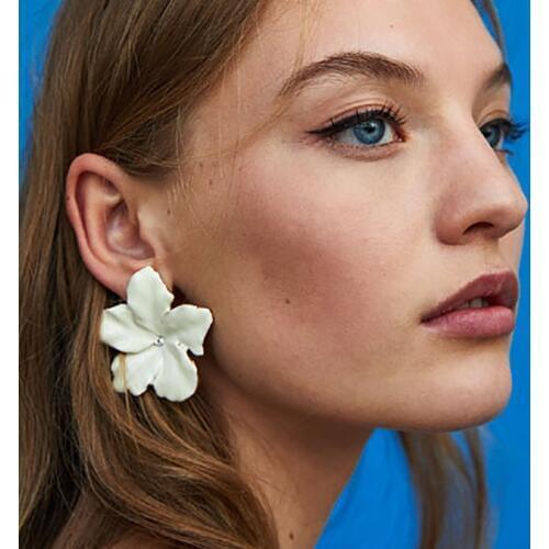 Wholesale JUJIA 2020 Hot Sale Trendy Lovely Jewelry Stud Earrings For Women Cute Flower Statement Earrings Bijoux