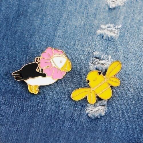 Enamel cartoon brooch creative animal yellow bee pink bird alloy brooch simple fashion denim shirt collar pin badge jewelry gift