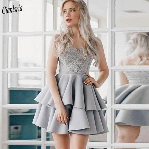Light Gray V-Neck Spaghetti Strap Short Cocktail Dresses Appliques Lace Sleeveless Tiered Mini Prom Party Homecoming Dress
