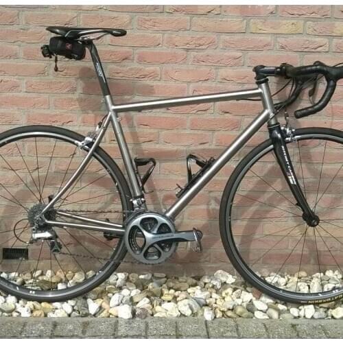 Cheap titanium road bike frame with a breakaway design, custom titanium race bicycle frame, hot sale titanium frame bike